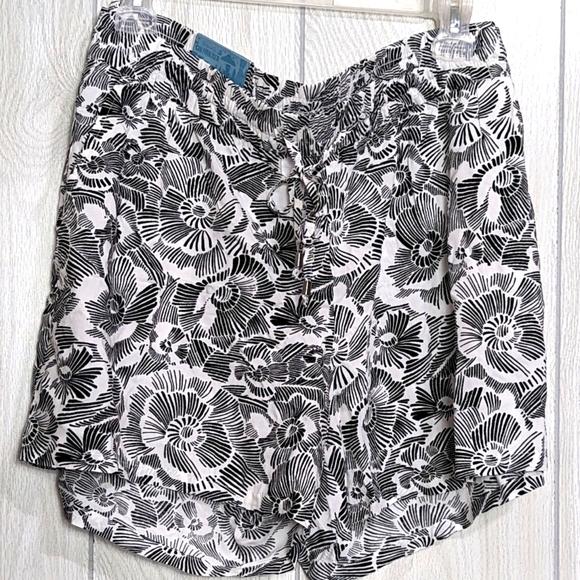 Old Navy Pants - NWT Old Navy Mid-Rise Shorts XL Elastic Waistband Stretchy Tassels Black White